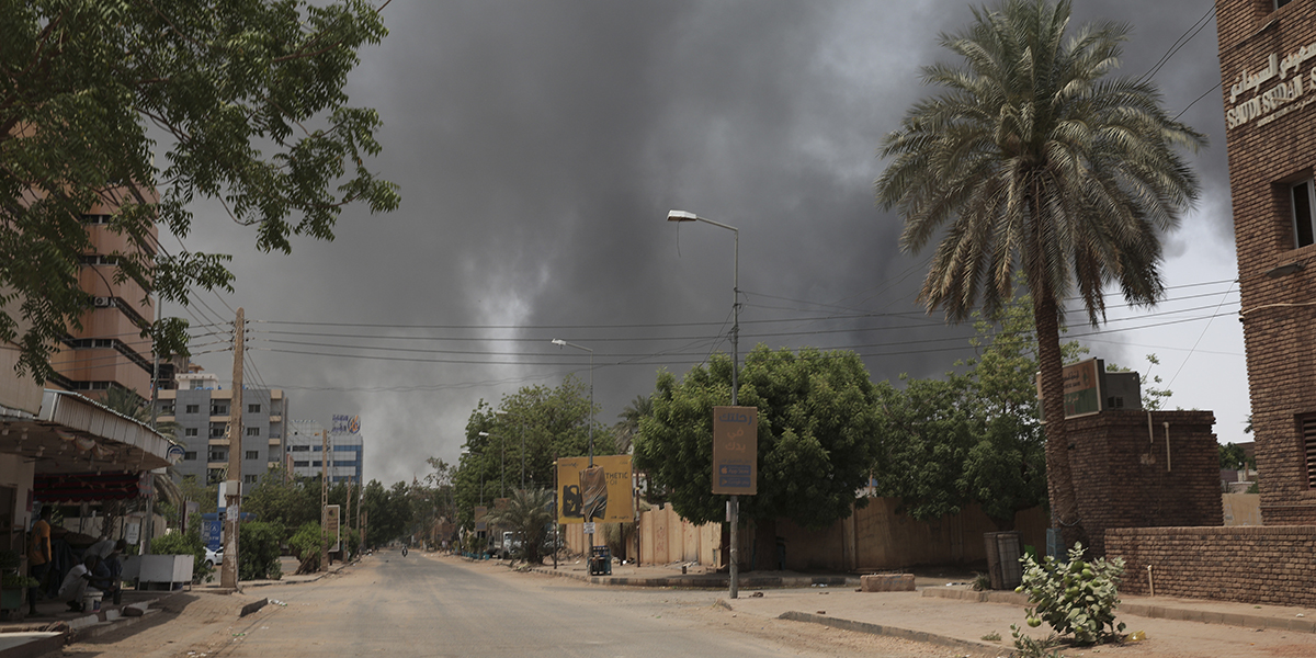 En gata i Khartum ligger öde den 15 april, då våldsamma strider bröt ut mellan landets militär och mäktiga paramilitär.