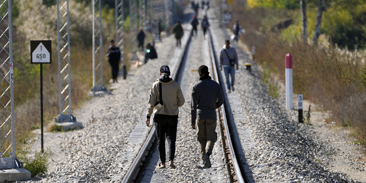 Migranter på järnvägsspåren nära gränsen mellan Serbien och Ungern, 20 oktober 2022.