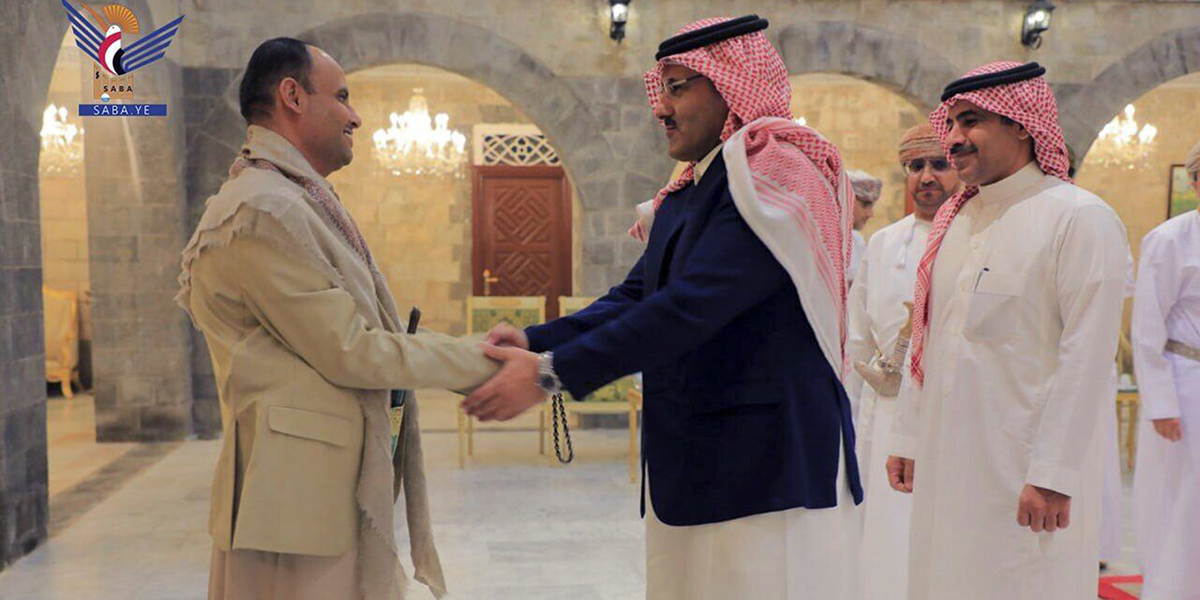 Mahdi al-Mashat, chef för Houthis högsta politiska råd, skakar hand med Saudiarabiens ambassadör i Jemen Mohammed, bin Saeed Al-Jaber, i Sanaa , Jemen, den 9 april 2023.