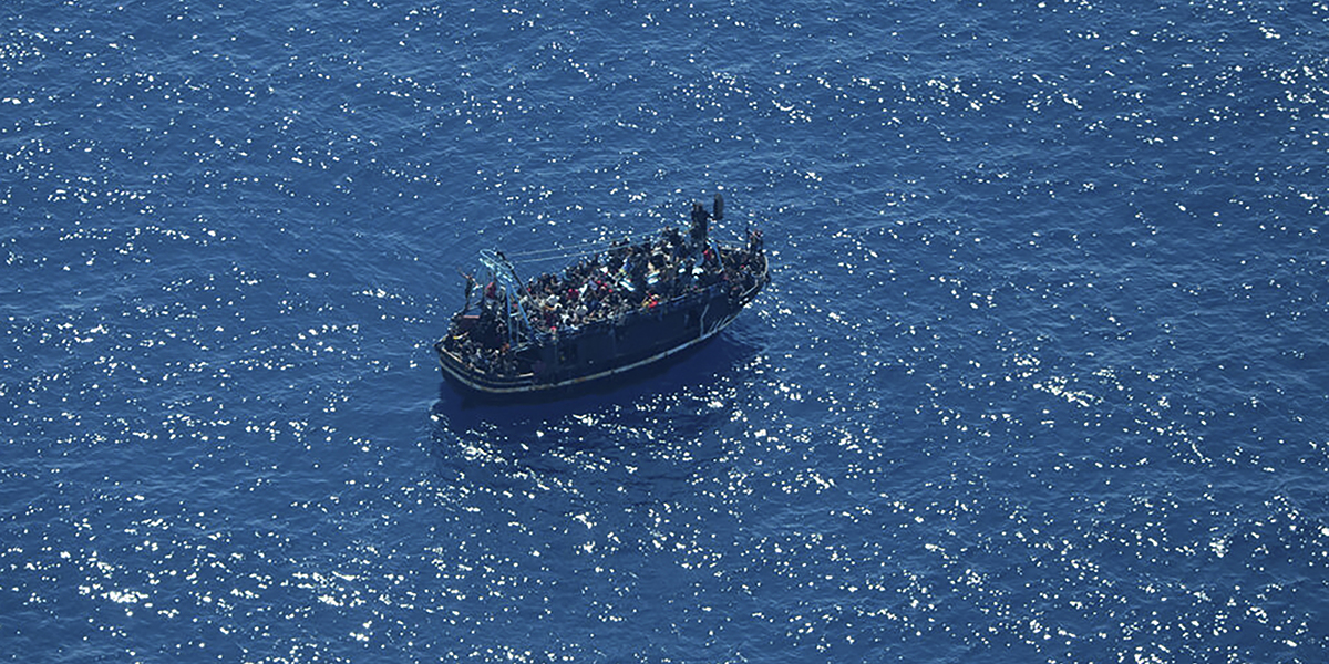 Båt i nöd med cirka 400 personer ombord i centrala Medelhavet, söndagen den 9 april 2023.