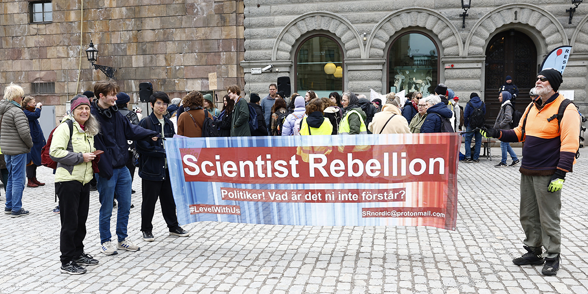 Scientist Rebellion under en manifestationen under fredagen på Mynttorget då riksdagen håller en särskild debatt med anledning av IPCC-rapporten - Intergovernmental Panel on Climate Change .