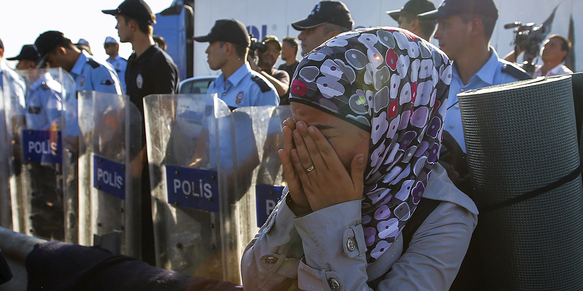 En flykting gråter vid en barrikad vid Turkiets västra gräns mot Grekland och Bulgarien, nära Edirne, Turkiet, 19 september 2015.