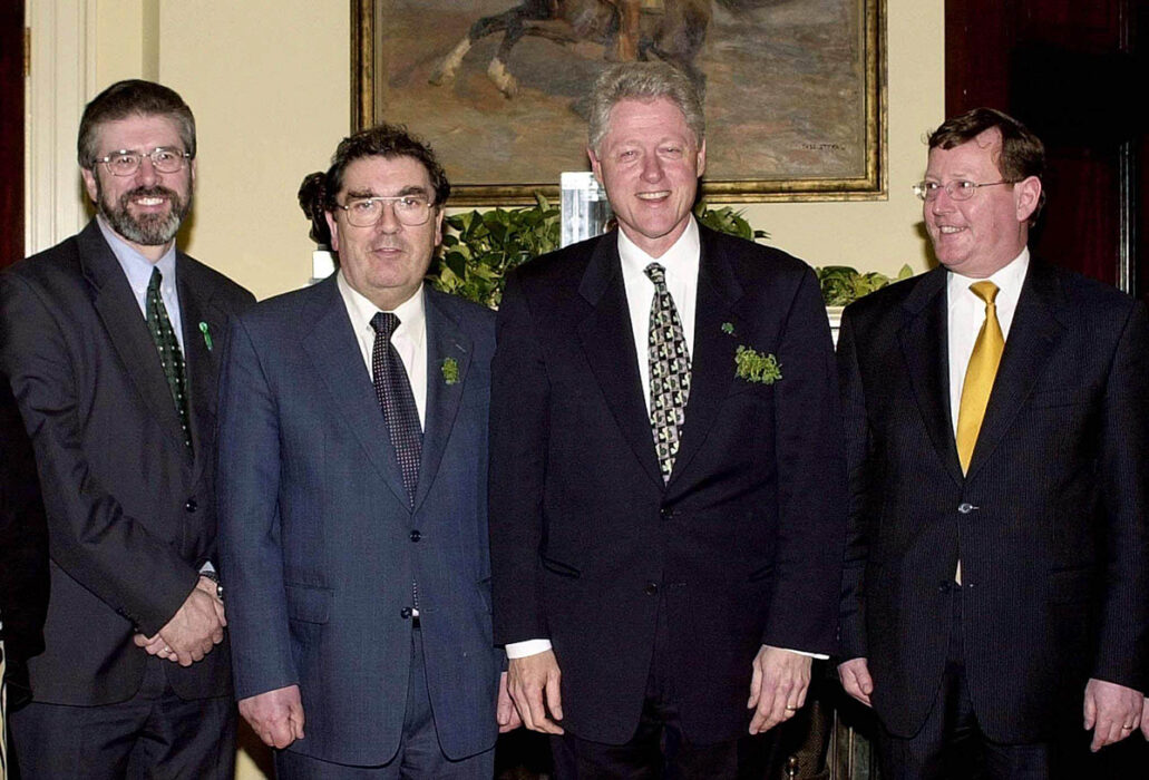 USA:s president Bill Clinton möter Nordirlands ledare Gerry Adams, John Hume och David Trimble den 17 mars 2000 i Vita huset i Washington