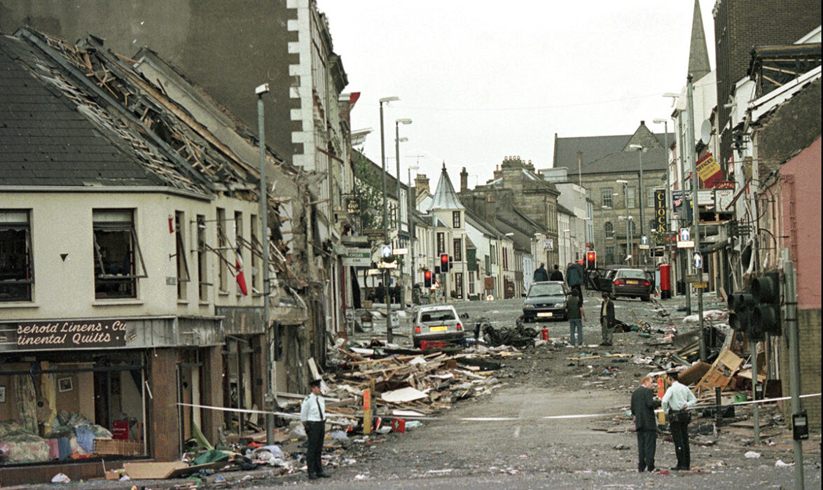 Royal Ulsters poliskår står på Market Street, platsen för en bilbomb i centrum av Omagh, väster om Belfast, Nordirland, den 15 augusti 1998