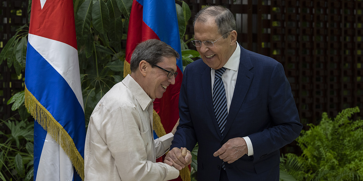 Utrikesministrarna för Kuba och Ryssland, Bruno Rodríguez och Sergej Lavrov, trivs ihop i Havanna.