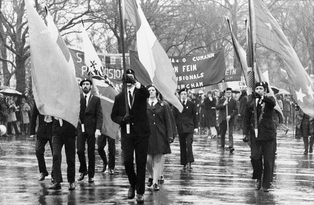 Fanbärare leder en kolonn med 600 anhängare till Sinn Fein, IRA:s politiska flygel, från Hyde Park på en marsch genom centrala London den 22 april 1973 för att fira påskupproret 1916 i Dublin