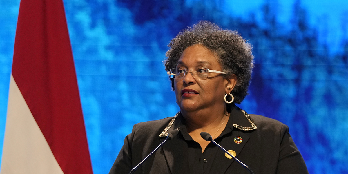 Mia Mottley, Barbados premiärminister, talar vid FN:s klimattoppmöte COP27, 8 november 2022, i Sharm el-Sheikh, Egypten.