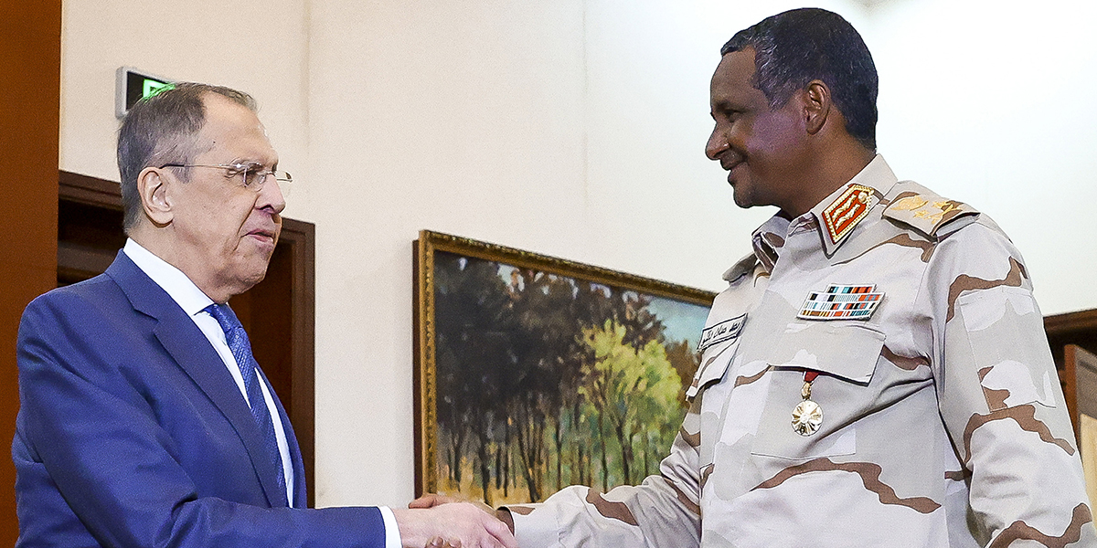 Rysslands utrikesminister Sergej Lavrov skakar hand med general Mohamed Hamdan Dagalo i Sudans huvudstad Khartum den 9 februari.