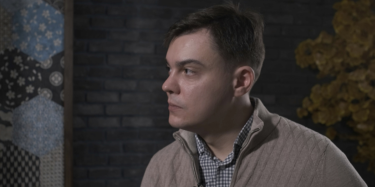 Den ryske avhopparen Gleb Karakulov under en intervju med Dossier Center i Turkiet i december.