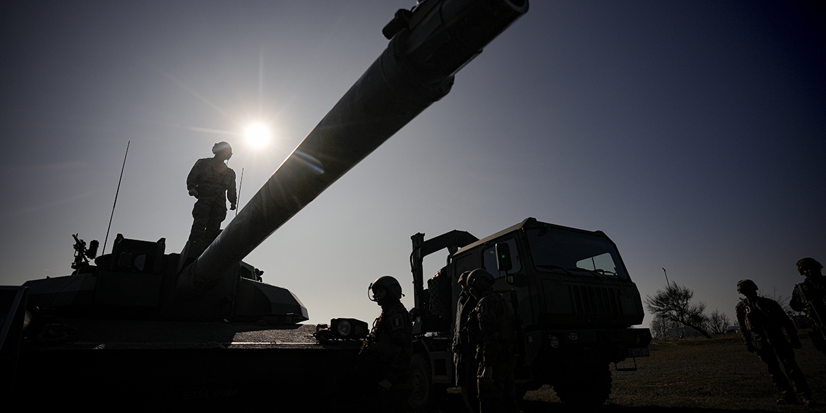 En fransk soldat står på en huvudstridsvagn av modellen Leclerc under en övning i Rumänien i februari i år.