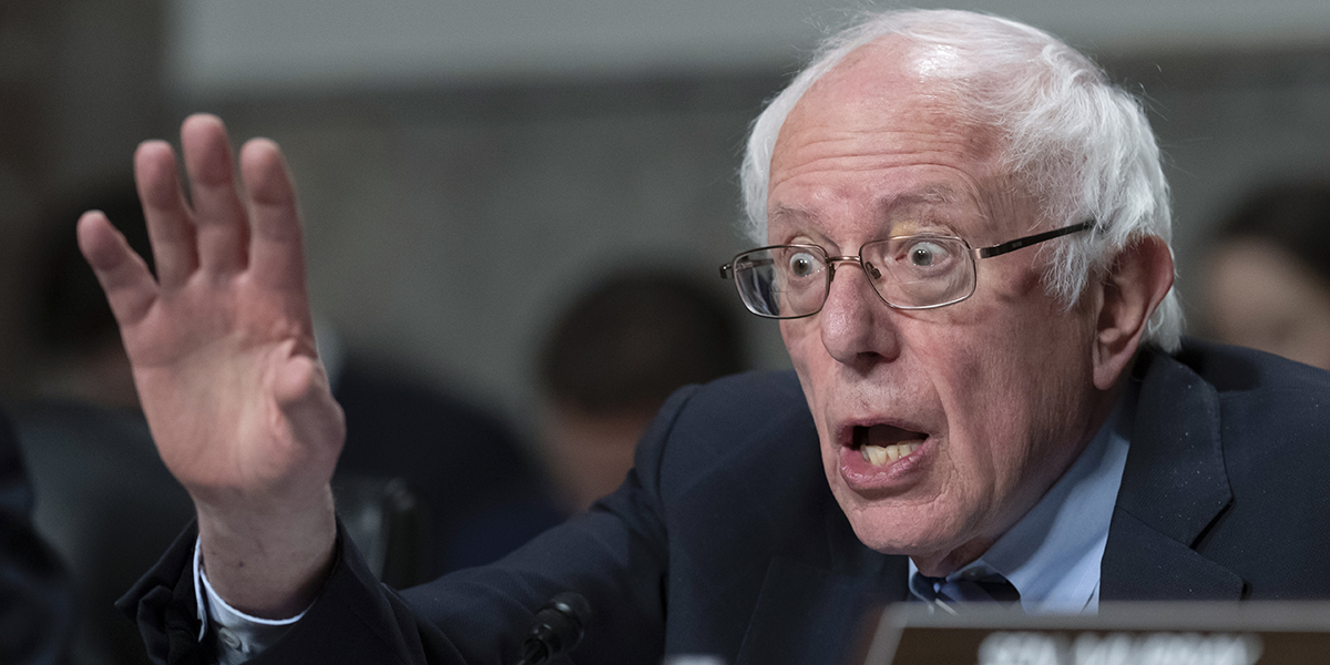 Den profacklige senatorn Bernie Sanders anklagar Starbuckschefen Howard Schultz för att ha genomfört en av de ”mest aggressiva och olagliga” antifackliga kampanjerna ”i vårt lands moderna historia”.