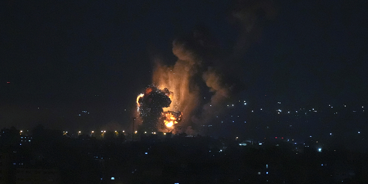 Rök och eld syns över Gaza efter den israeliska flygattacken mot området tidigt på fredagsmorgonen.