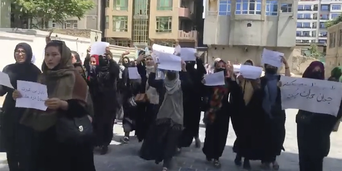 Kvinnor samlades till en demonstration i huvudstaden Kabul  på lördagen och skanderade slagord mot talibanerna: ”Vi kämpar, vi dör, vi får våra rättigheter”.