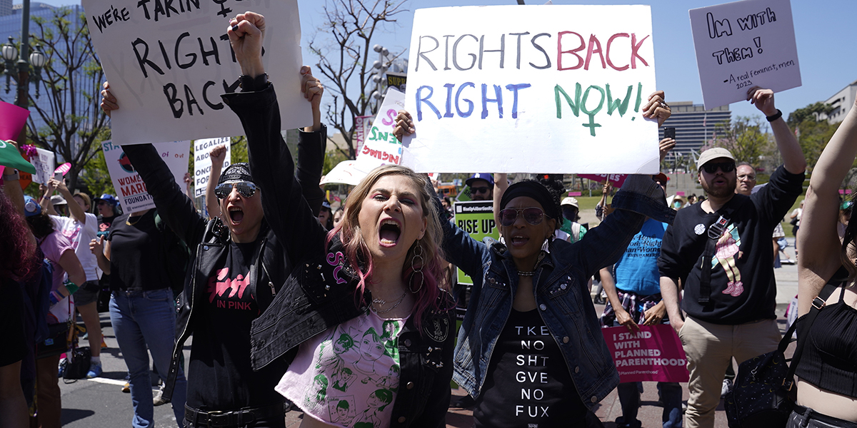 Protester vid Women's March i Los Angeles lördagen den 15 april 2023.