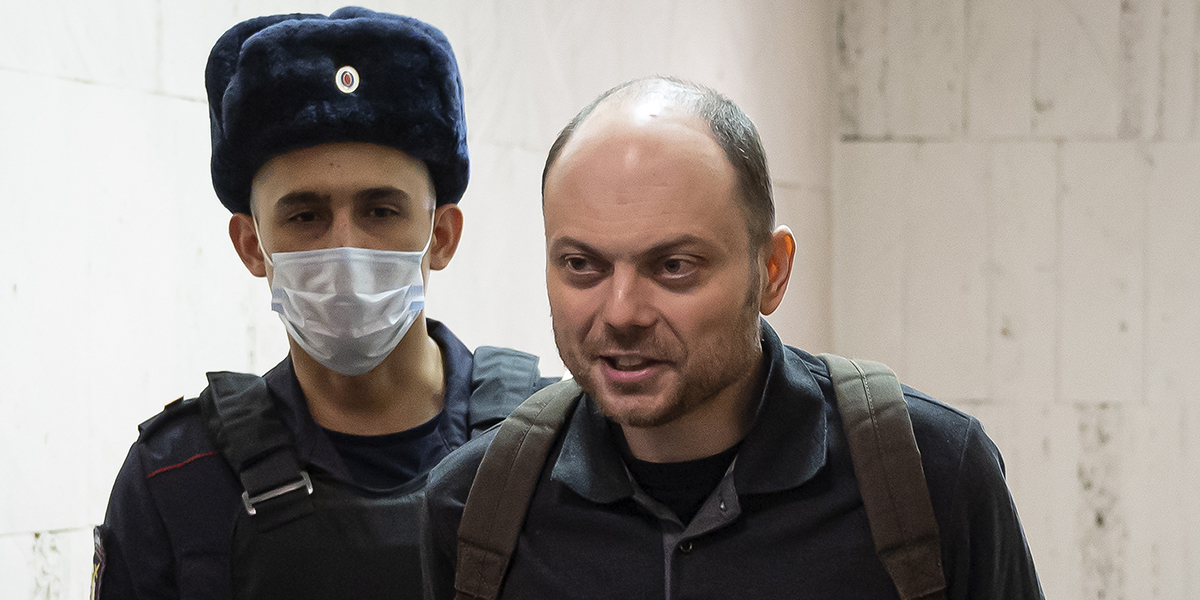 Vladimir Kara-Murza eskorteras till ett förhör i en domstol i Moskva den 8 februari.
