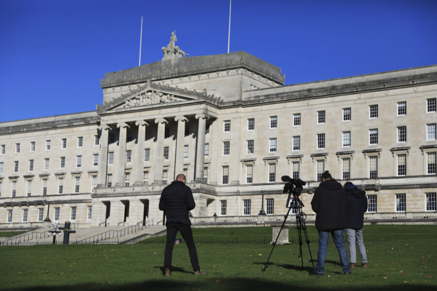 Det nordirländska parlamentet, där stora beslut måste fattas av unionister och republikaner gemensamt, håller stängt.