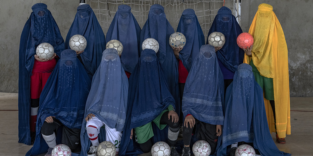 Ett afghanskt damfotbollslag i Kabul, Afghanistan, poserar.