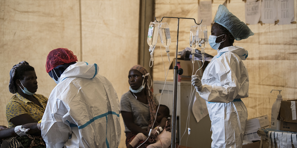 Hälsopersonal behandlar kolerapatienter på Bwaila-sjukhuset i Lilongwe, Malawi, 11 januari 2023.