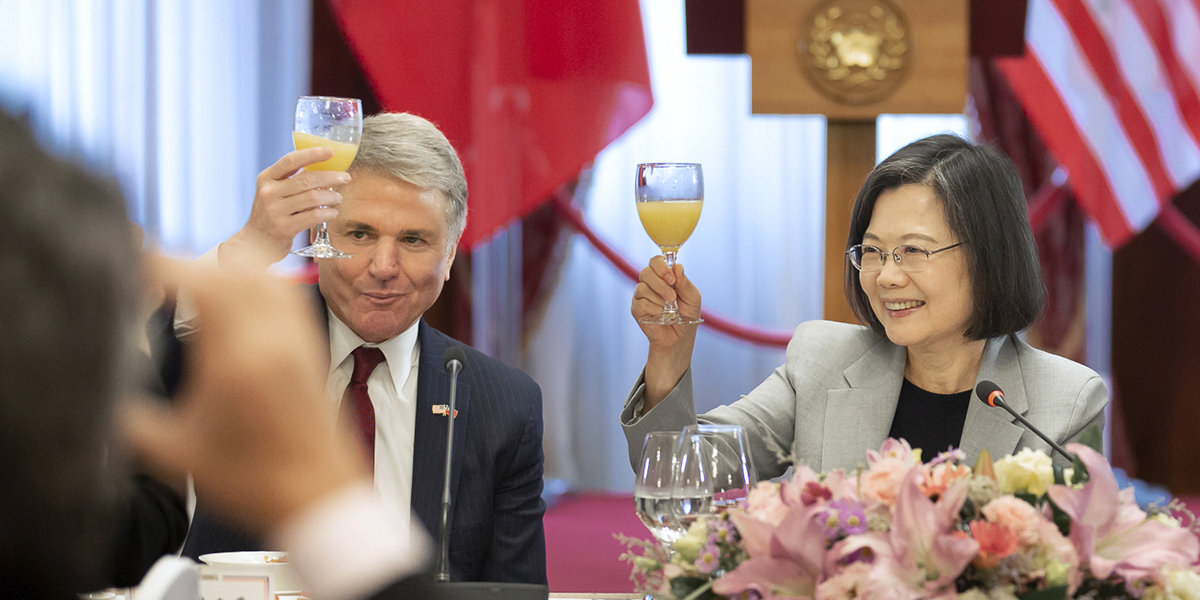 Den republikanske ordföranden för USA:s utrikespolitiska kommitté Michael McCaul skålar med Taiwans president Tsai Ing-wen under ett besök i Taipei, Taiwan, lördagen den 8 april 2023.