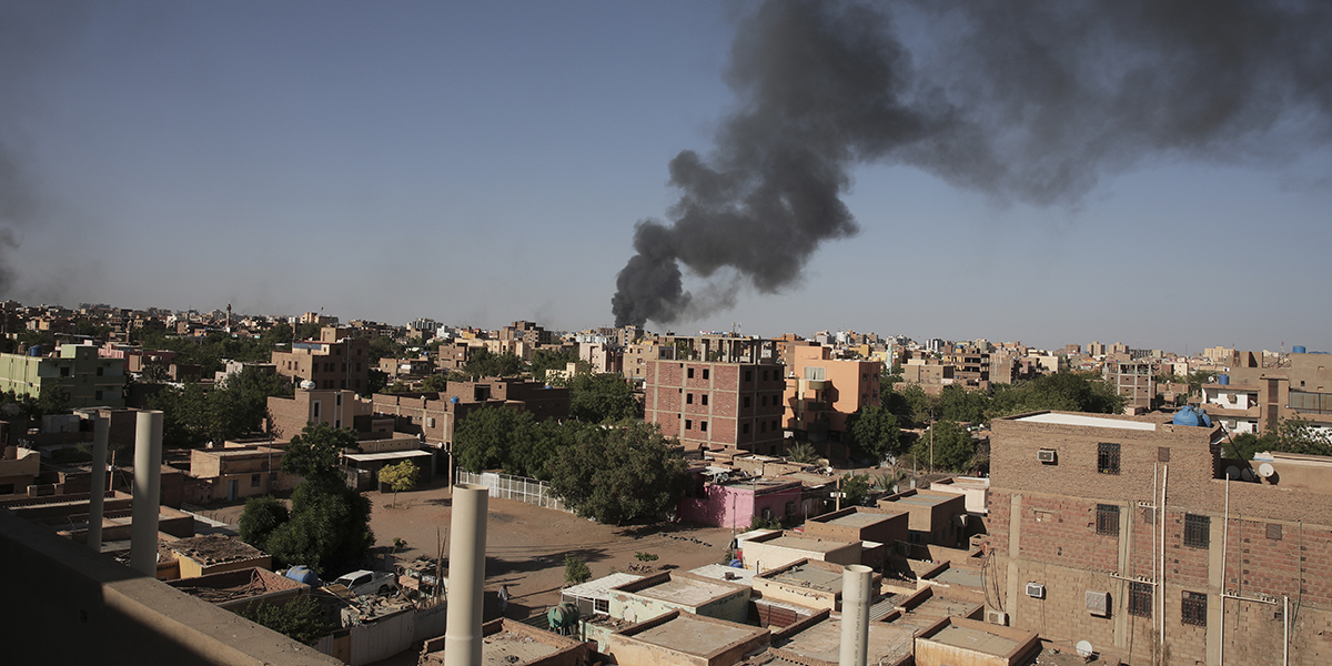 Rök ses i Khartoum, Sudan, onsdagen den 19 april 2023.