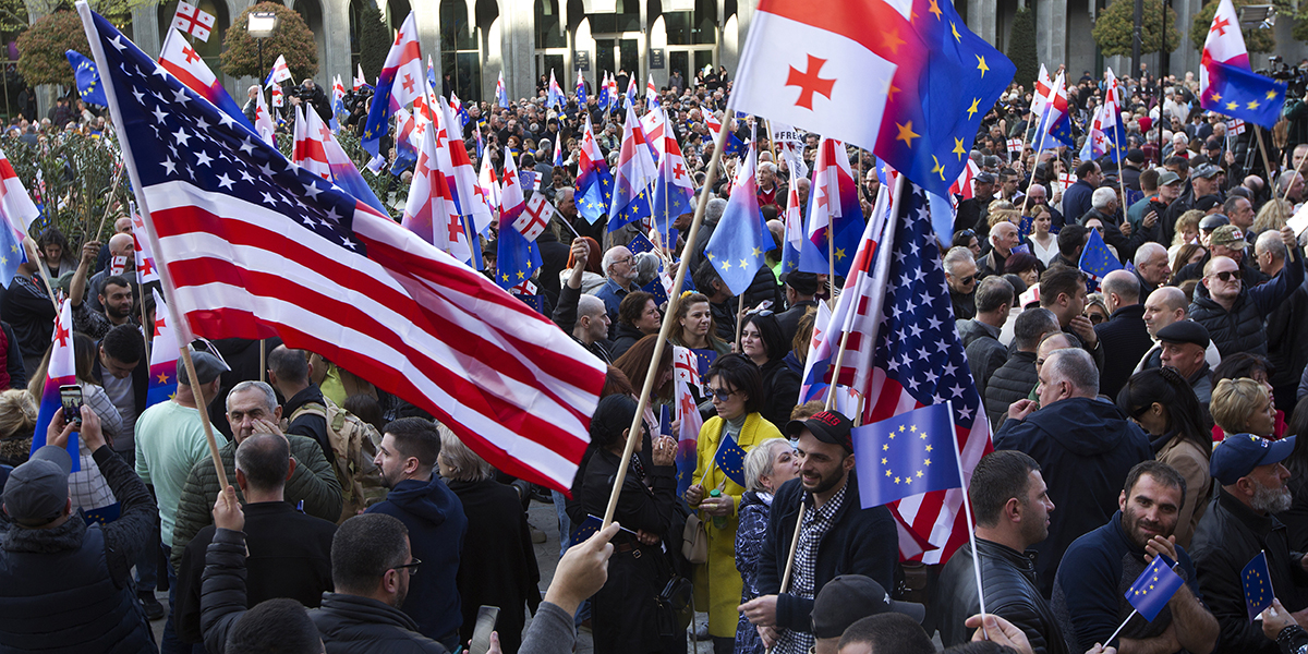 Demonstration som anordnas av georgiska oppositionspartier till stöd för landets medlemskap i Europeiska unionen och för att uppmana till frigivning av den fängslade Georgiens förre president Mikheil Saakashvili, Tbilisi, Georgien, söndagen den 9 april 2023.