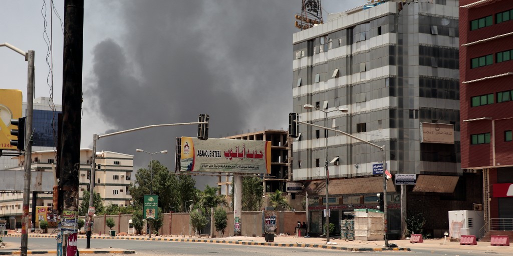 Rök stiger från ett bostadsområde i Sudans huvudstad Khartoum på lördagen när hårda eldstrider mellan armén och den paramilitära Rapid Support Forces bröt ut.