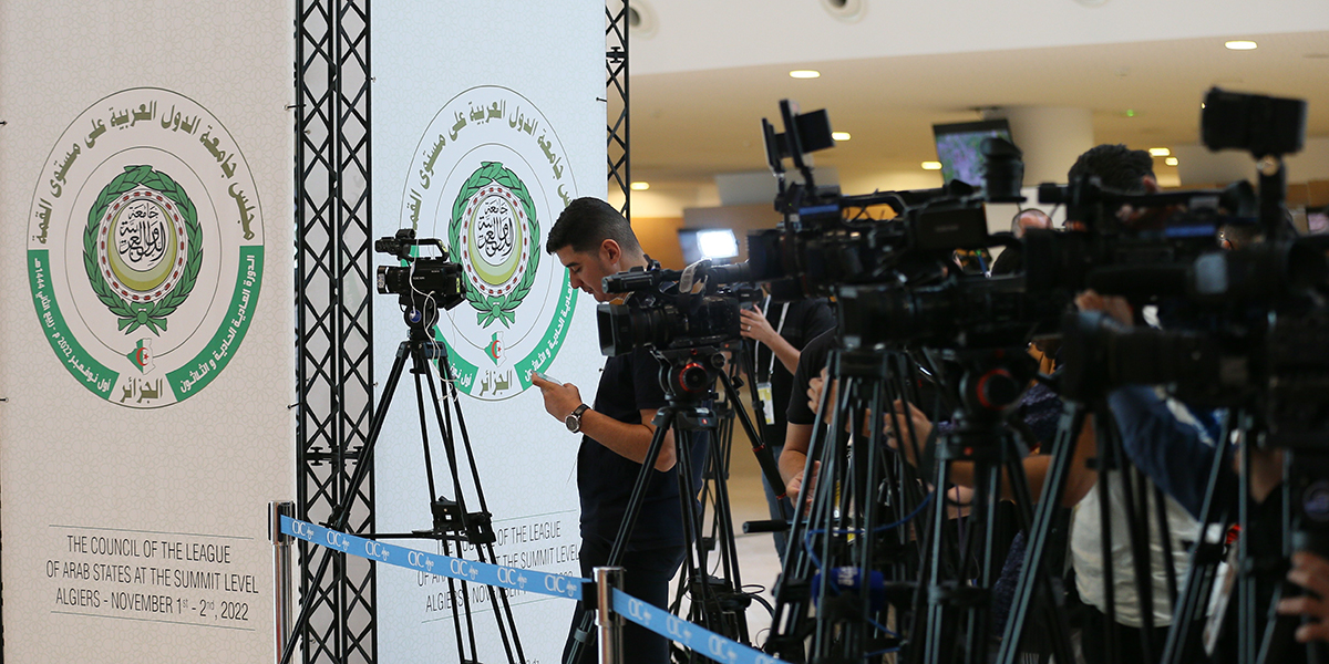 Medierepresentanter på ett toppmöte i Algeriets huvudstad Alger.