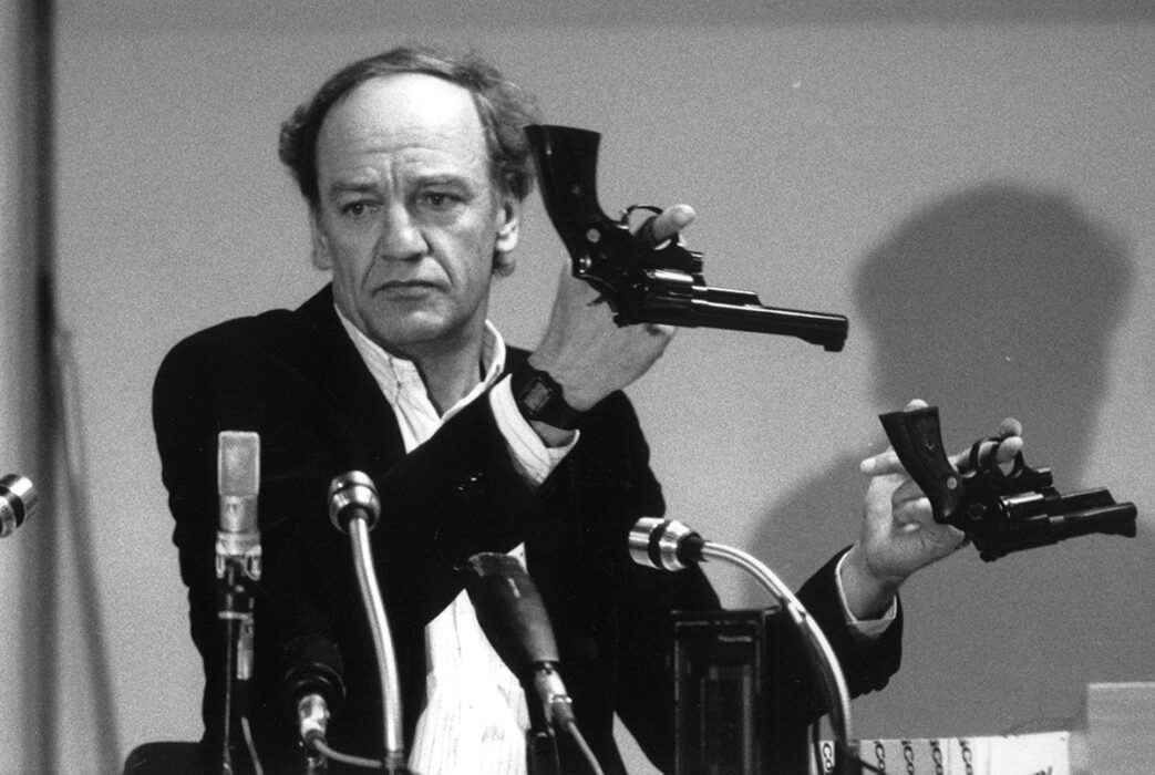 Hans Holmér visar upp två revolvrar under en presskonferensen i samband med utredningen av mordet på statsminister Olof Palme