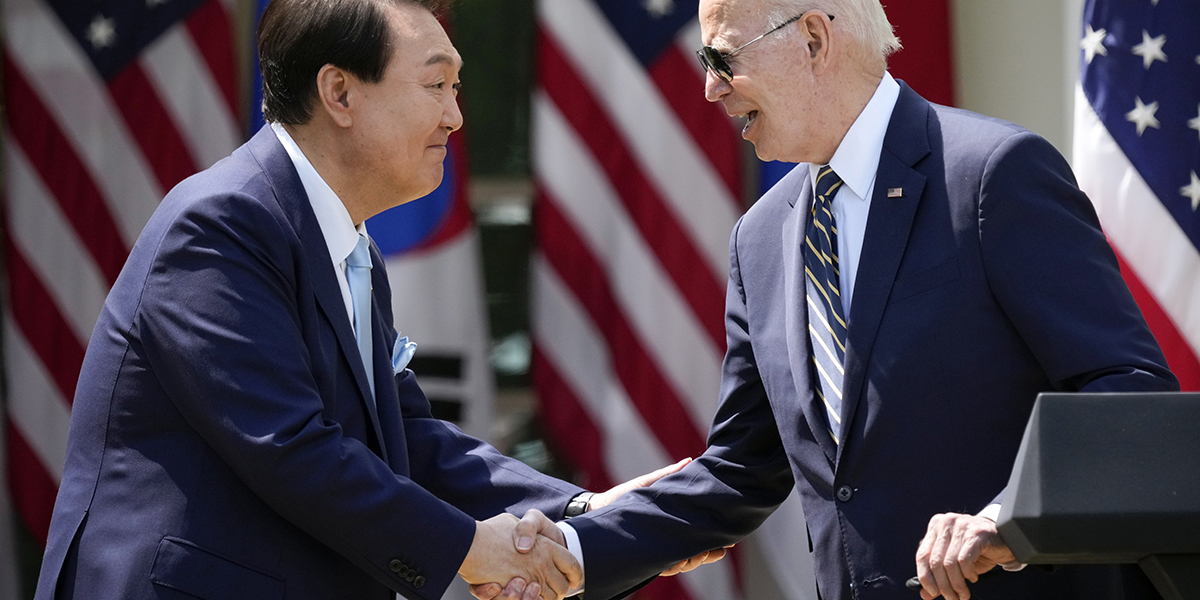 USA:s president Joe Biden och Sydkoreas president Yoon Suk-Yeol skakar hand vid presskonferensen i Vita husets rosenträdgård.