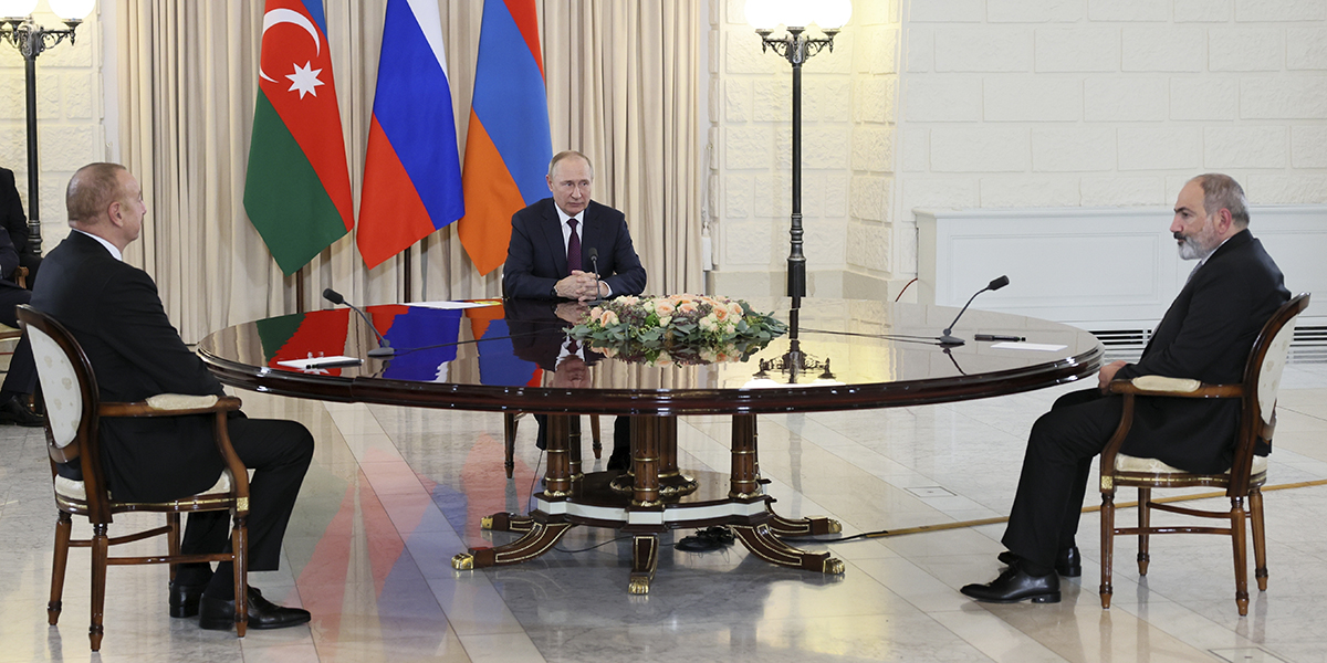 Armeniens premiärminister Nikol Pasjinjan (höger) och Azerbajdzjans president Ilham Aliyev (vänster) träffades i Moskva den 31 oktober förra året.