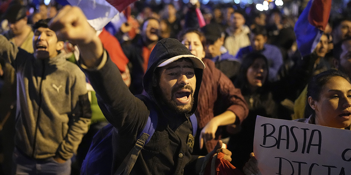 Anhängare av National Crusade Partys presidentkandidat, Paraguayo Cubas, protesterar utanför valtribunalens byggnad, i Asuncion, Paraguay, fredagen den 5 maj 2023.