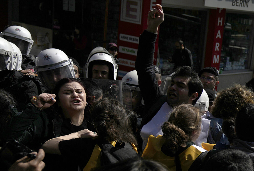 Demonstranter bråkar med anti kravallpolis när de demonstrerar på Labor Day i Istanbul, Turkiet, måndagen den 1 maj 2023
