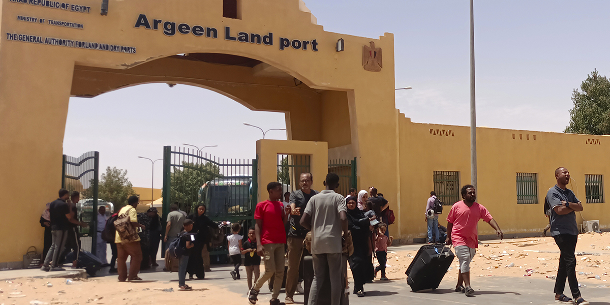 Evakuerade passerar in i Egypten genom Argeens för att undkomma konflikten i Sudan, torsdagen den 27 april 2023.