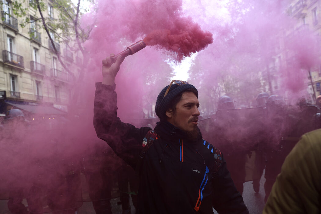 Över hela Frankrike marscherade tusentals i vad fackföreningarna hoppas är landets största första maj-demonstrationer på flera år, mobiliserade mot president Emmanuel Macrons senaste drag att höja pensionsåldern från 62 till 64