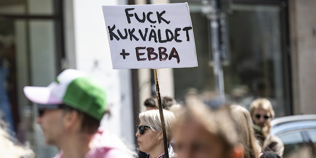 ”Fuck kukväldet + Ebba” på ett plakat i Vänsterpartiets förstamajtåg mellan Möllan och Slottsparken i Malmö på första maj.