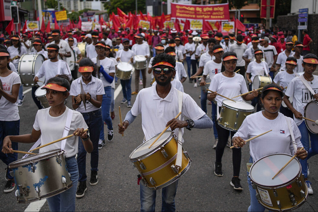 Medlemmar av People's Liberation Front, ett marxistiskt politiskt parti, slår på trummor när de deltar i ett möte för att uppmärksamma första maj i Colombo, Sri Lanka, måndagen den 1 maj 2023