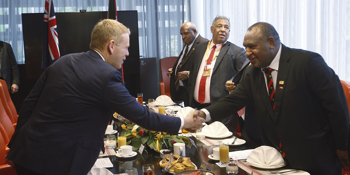 Papua Nya Guineas premiärminister James Marape, till höger, hälsar på Nya Zeelands Chris Hipkins på måndagsmorgonen.