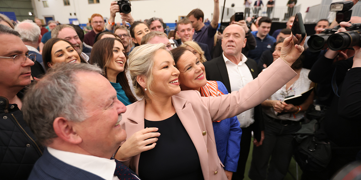 Sinn Feins Michelle O'Neill tar en selfie på Medow Banks valräkningscenter lördagen den 7 maj 2022 i Magherafelt, Nordirland.