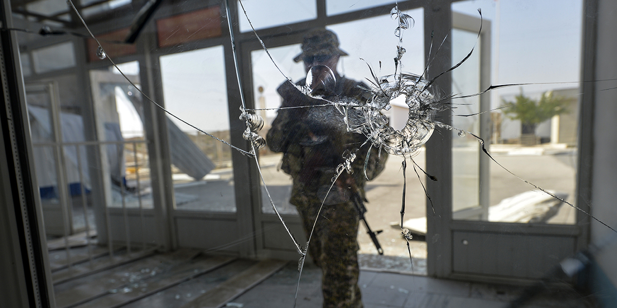 En kirgizisk soldat vid en beskjuten checkpoint efter strider på gränsen mellan Kirgizistan och Tadzjikistan, i byn Kyzyl-Bel sydost om Bishkek, Kirgizistan, måndagen den 19 september 2022.
