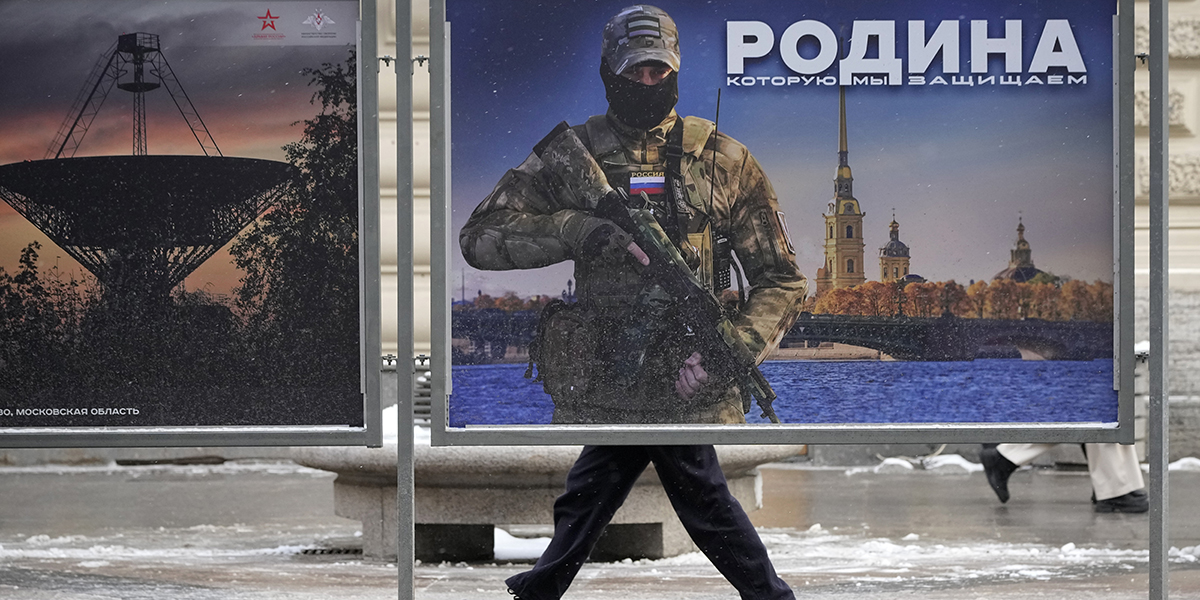Fosterlandet måste försvaras, enligt denna kampanjaffisch från de ryska myndigheterna i S:t Petersburg.