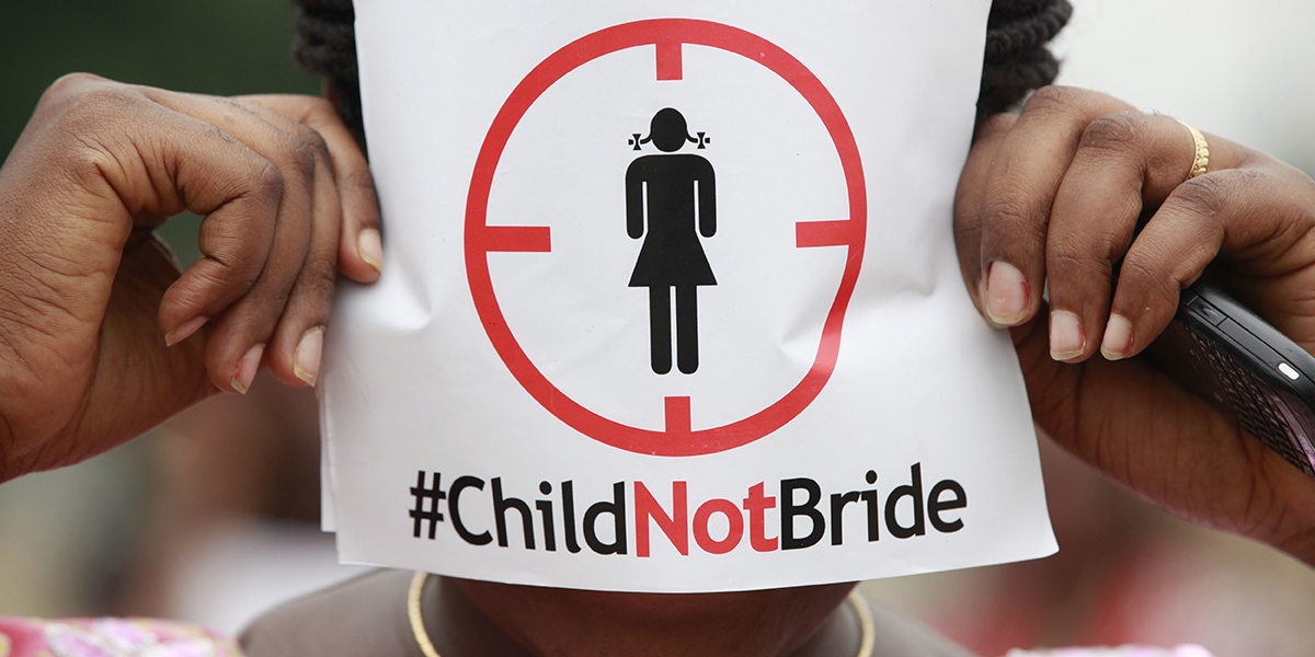En kvinna i Lagos, Nigeria, protesterar mot barnäktenskap.