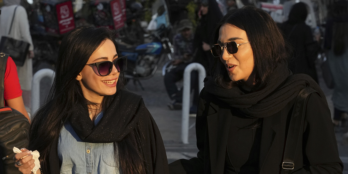 Två kvinnor promenerar i Tajrish-distriktet i norra Teheran utan hijab.
