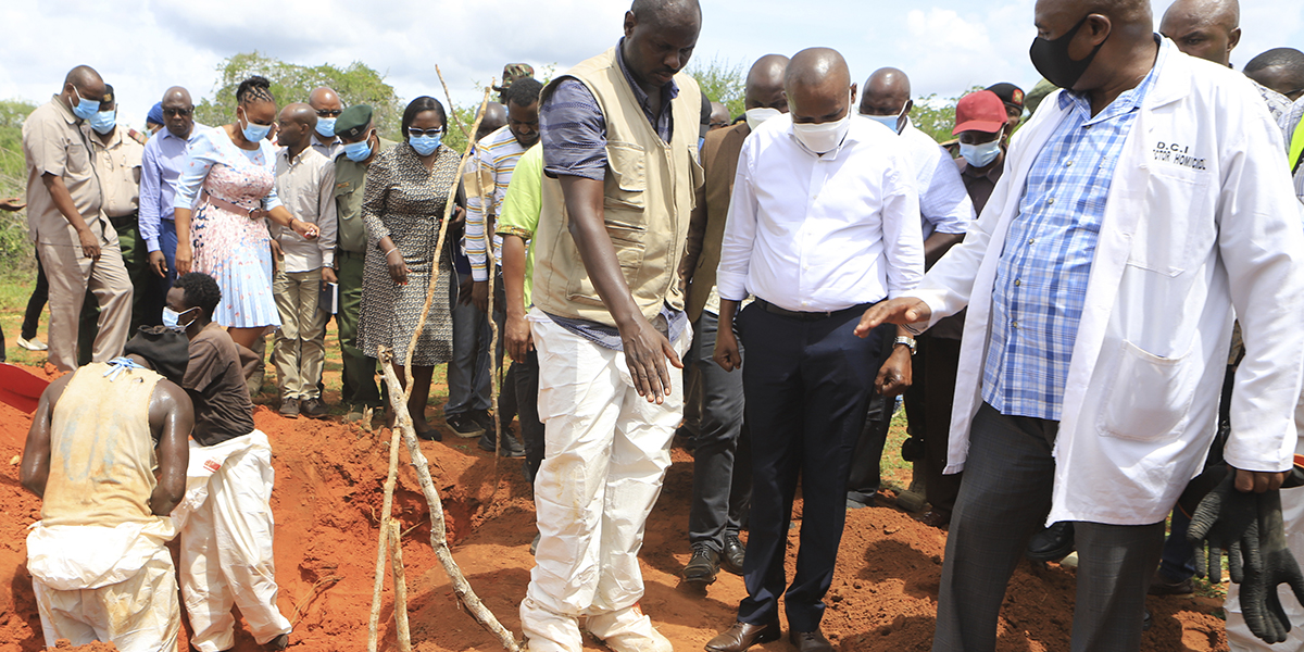 Kenyas inrikesminister Kithure Kindiki inspekterar gravar där offer för en domedagssekt kallad Good News International ligger begravda i en skog i Shakahola, utkanten av turiststaden Malindi, 25 april 2023.
