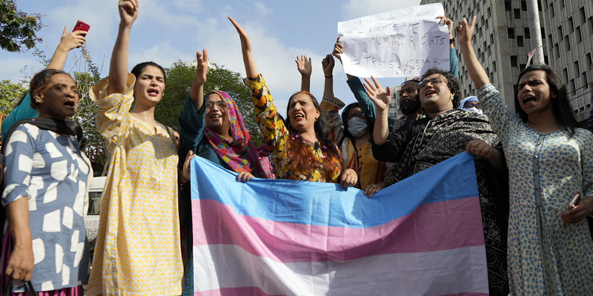 Medlemmar av Pakistans transpersoner deltar i en protest i Karachi, Pakistan, lördagen den 20 maj 2023.