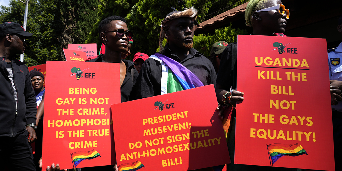 Demonstranter i Sydafrika protesterar mot Ugandas kritiserade hbtqi-lagstiftning som nu undertecknats av landets president Yoweri Museveni.