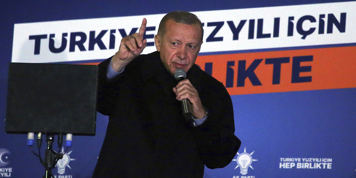 Turkiets president Recep Tayyip Erdogan håller ett tal vid partiets högkvarter i Ankara, Turkiet, tidigt på måndagen den 15 maj 2023.