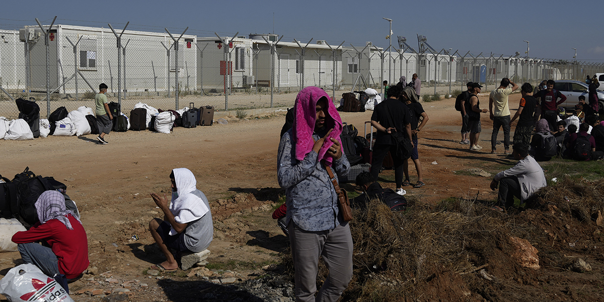 Migranter utanför migrantcentret Pournara, utkanten av huvudstaden Nicosia, Cypern, fredagen den 28 oktober 2022.
