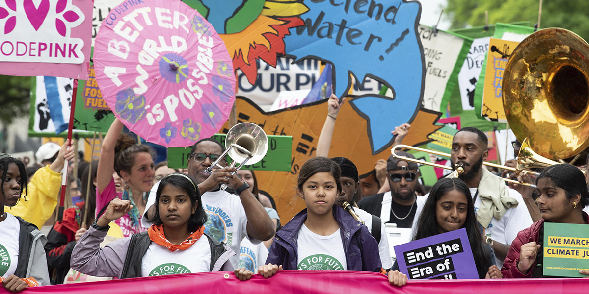 Aktivister från Fridays for Future går med i Earth Day-demonstartion och marscherar till Vita huset, 22 april 2023, Washington.