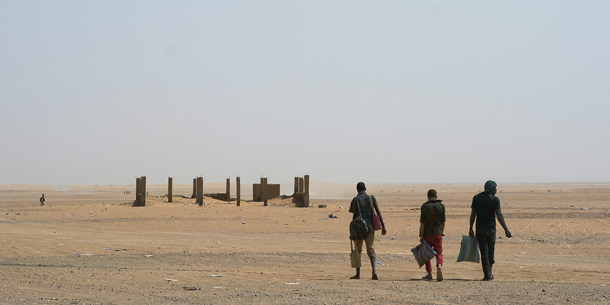 Tre män beger sig norrut mot Algeriet efter att ha korsat gränsposten Assamaka i norra Niger.