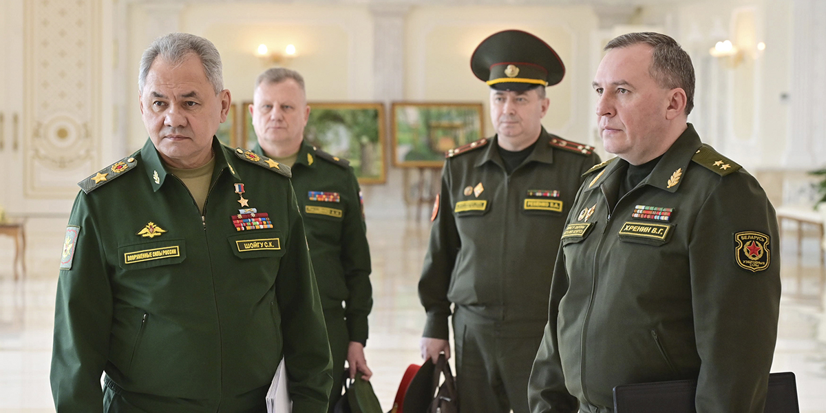 Rysslands försvarsminister Sergej Sjojgu (vänster i bild) har skrivit under ett avtal om att placera ryska kärnvapen i Belarus.